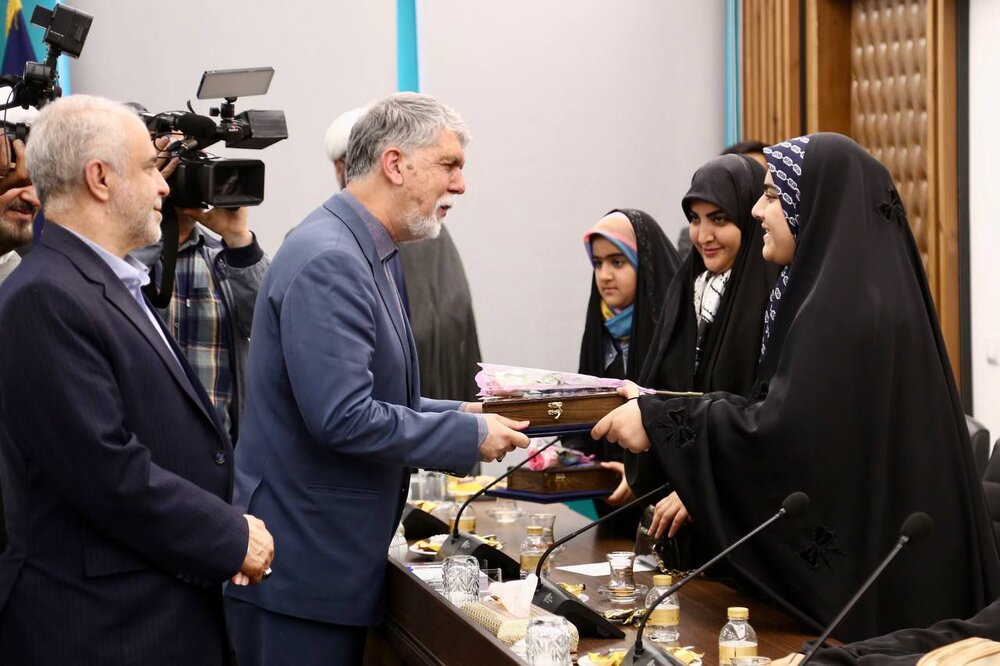 خانواده مساجد به محلی برای تجلیل از خانواده های شهدا تبدیل می شود