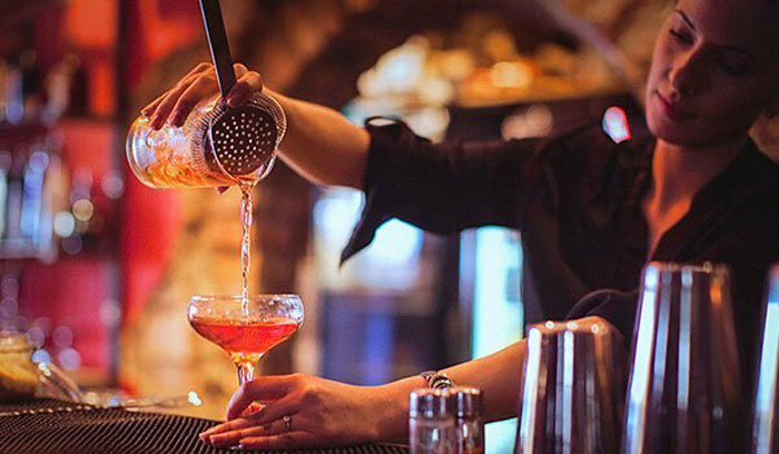 همه چیز درباره شغل بارتندری در خارج از کشور | فرصت‌های درآمدی و مهاجرتی